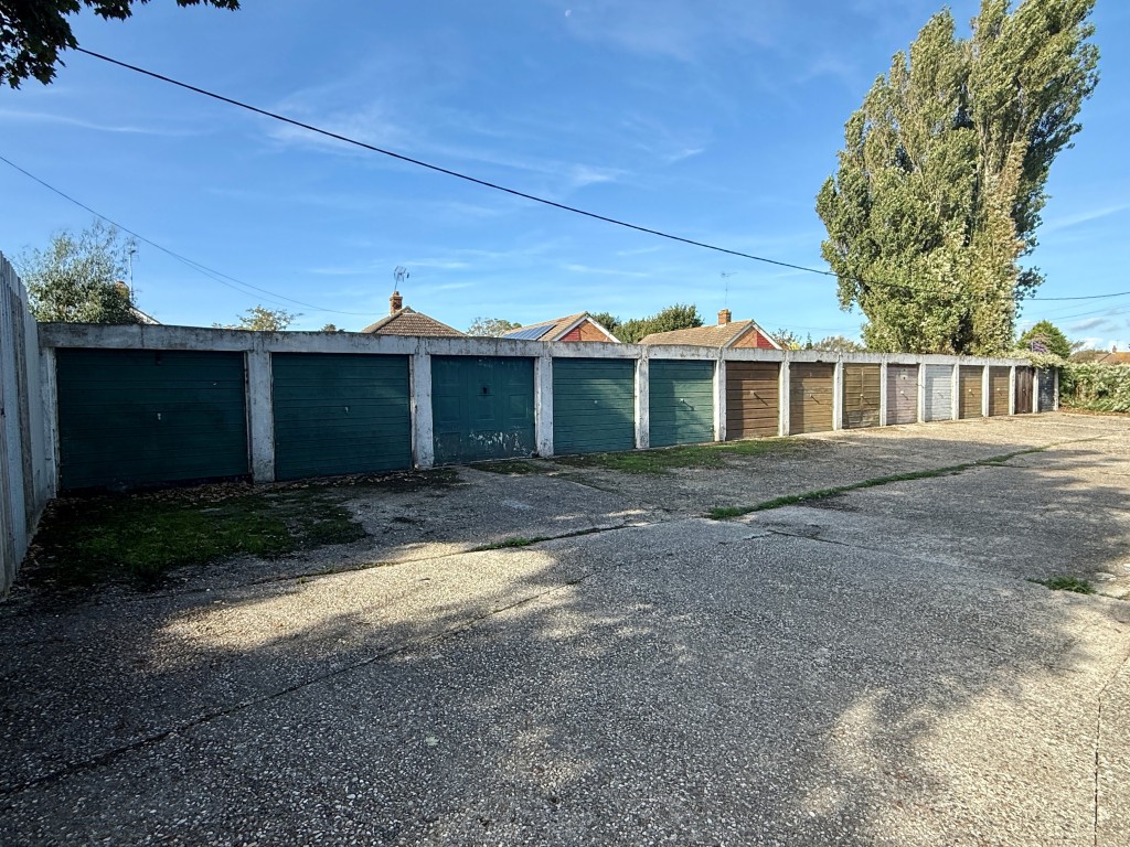 Lot: 14 - FREEHOLD INVESTMENT OF 23 LOCK-UP GARAGES WITH FORECOURT - 23 Lock-up garages with forecourt